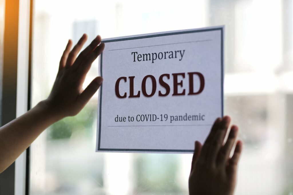 closed business for covid 19 note on window WZ3NTZC