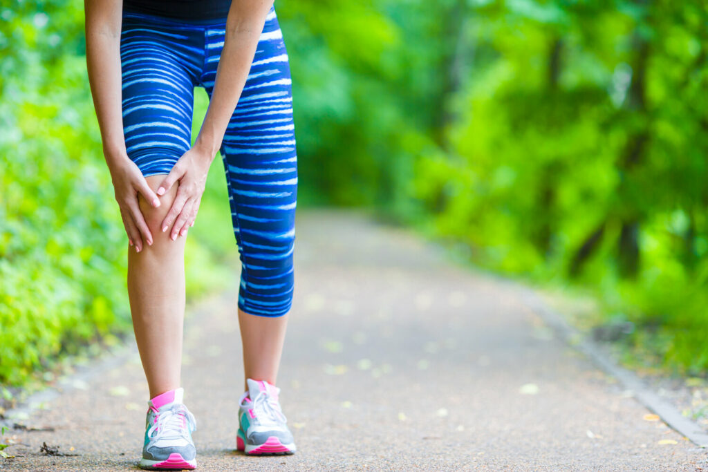 female runner knee injury and pain 8XA3REQ